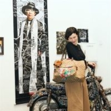 安田成美、「木梨憲武展」設営に同行　「画伯に絵を描いてもらった」特製バッグ披露