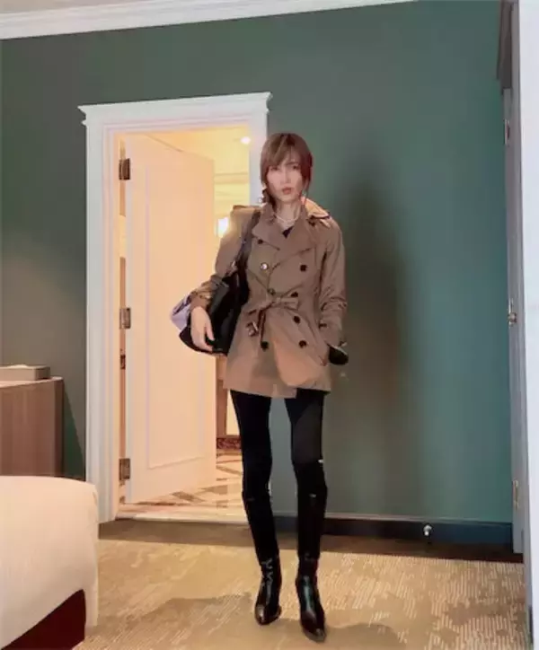工藤静香、トレンチコートをスタイリッシュに着こなす大阪コーデ披露「足ながっスタイル抜群」