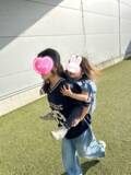 「安めぐみ、11歳長女が2歳次女をおんぶする仲良し姉妹ショット公開」の画像1