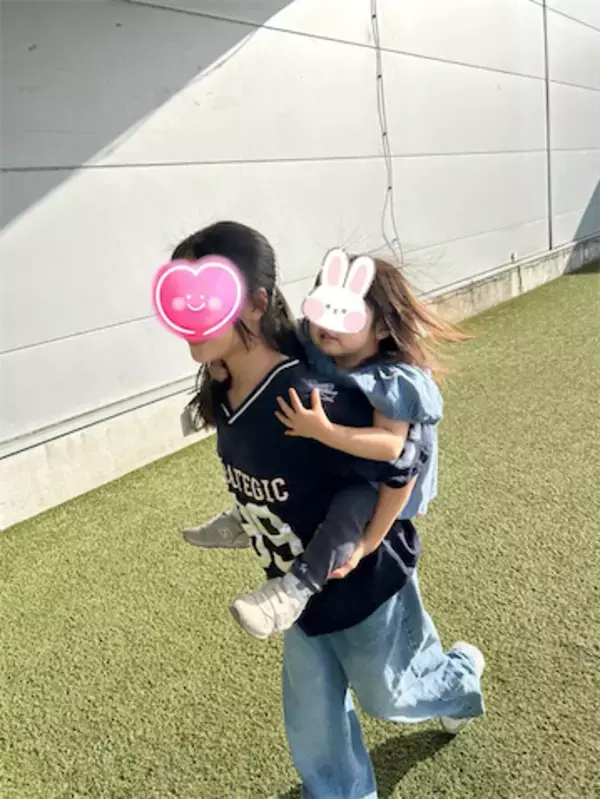 安めぐみ、11歳長女が2歳次女をおんぶする仲良し姉妹ショット公開