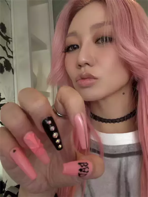 倖田來未、ギャルみあふれるブラック×ピンクのおNEWネイルを披露「かわいすぎんだろ」