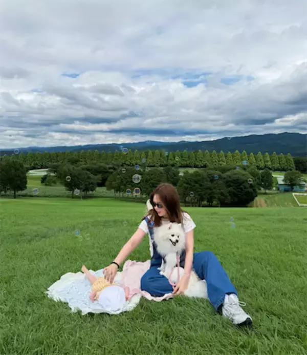 藤田ニコル、愛娘＆愛犬と大自然の中で過ごす癒しショット公開「めっちゃきもちよさそう」