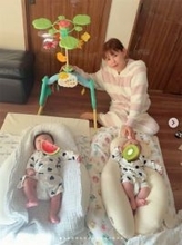 中川翔子、おもちゃに夢中な双子息子の近影公開「赤ちゃんの笑顔ってこんなに幸せをくれるんだなぁ」
