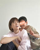 「hitomi「かなりひょうきんキャラ」5歳三男が"年長さん"に、寄り添い2ショット公開」の画像1