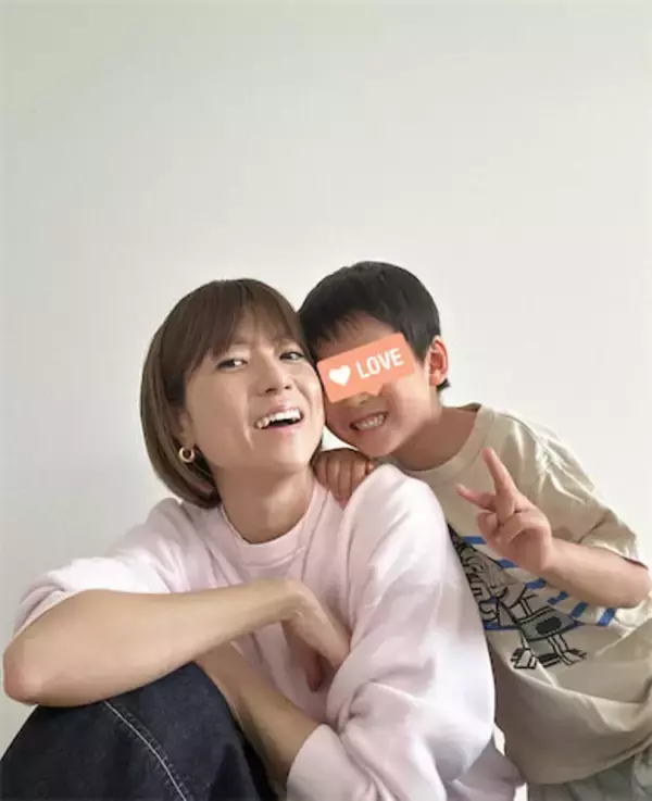 hitomi「かなりひょうきんキャラ」5歳三男が"年長さん"に、寄り添い2ショット公開