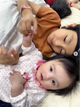 川崎希、長男・長女に溺愛される次女・グーちゃんの近影公開「常に誰かになでられてる」