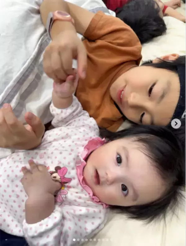 川崎希、長男・長女に溺愛される次女・グーちゃんの近影公開「常に誰かになでられてる」