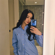 Koki, バスルーム前で自撮りショット…シンプルなブルーシャツの着こなしが美しい