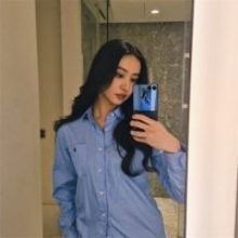 Koki, バスルーム前で自撮りショット…シンプルなブルーシャツの着こなしが美しい