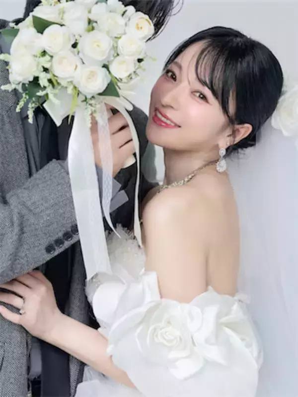 3人組YouTuber「ヘラヘラ三銃士」さおりんが結婚発表、夫とのウエディングフォト公開