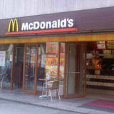 「マクドナルドはなぜ氷河期世代を狙うのか　『ろくでなしBLUES』『ドラクエ』懐かしコラボ連発の背景」の画像1