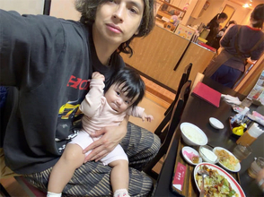 アレクサンダー、次女・グーちゃんを抱っこしながら中華堪能「安くて美味しいのがいいね」