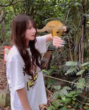 「希空、リスザルが手に乗るも戸惑いの表情「反応に困ってる笑」」の画像1