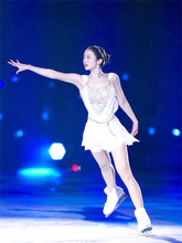 「純白の女神」本田真凜、圧巻の氷上ショットに絶賛続出「ほんと美し過ぎて見惚れる」