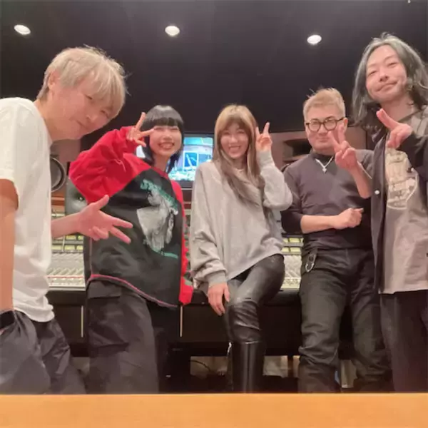 工藤静香、お馴染みバンドメンバーと仲良し集合ショット　洗練された私服コーデに注目