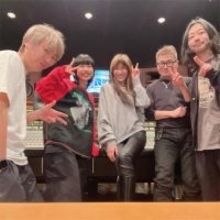 工藤静香、お馴染みバンドメンバーと仲良し集合ショット　洗練された私服コーデに注目