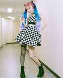 「クールな笑顔にドキッ、LiSAの市松模様”ミニ丈”衣装ショットに反響「お美しすぎます」」の画像1