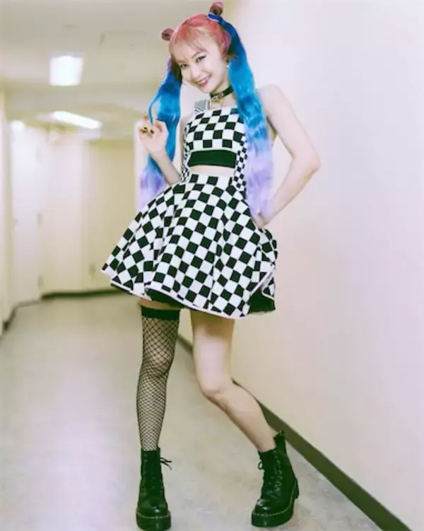 クールな笑顔にドキッ、LiSAの市松模様”ミニ丈”衣装ショットに反響「お美しすぎます」