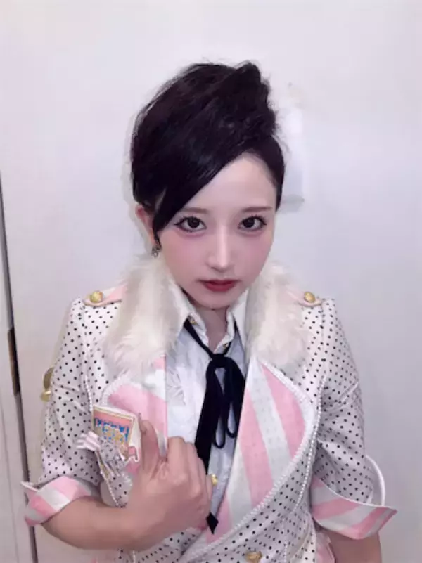 「ヲタク1名」万バスアイドル、”たかみなヘア”完全再現が話題「表情含め再現度すごい」