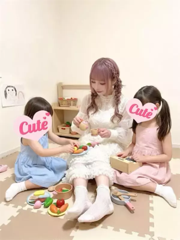 48歳"可愛すぎるお父さん"、娘2人とおままごとショット公開「1人でいろんな役ができそう」