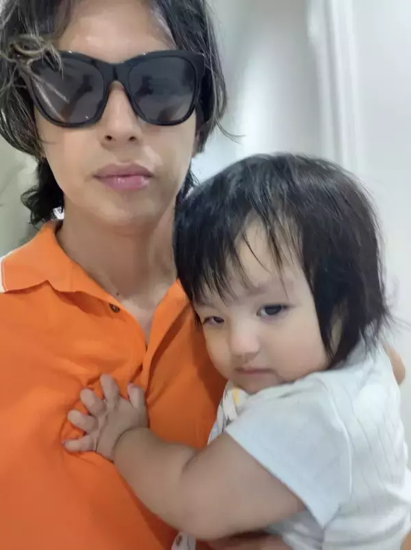 アレクサンダー、長男の習い事に付き添う「ちょっと不機嫌なグーちゃん」との親子ショット