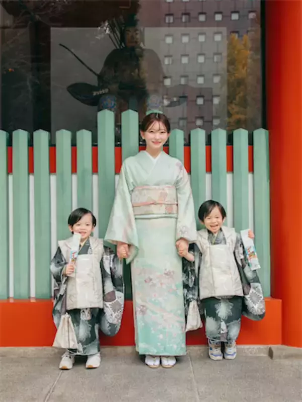 元人気キャバ嬢30歳インフルエンサー、双子の息子と七五三詣フォト公開「尊い」「透明感やばい」