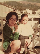 八嶋智人、母の命日迎え"不思議エピソード"を明かす「葬式の時におかんの声が聞こえた」