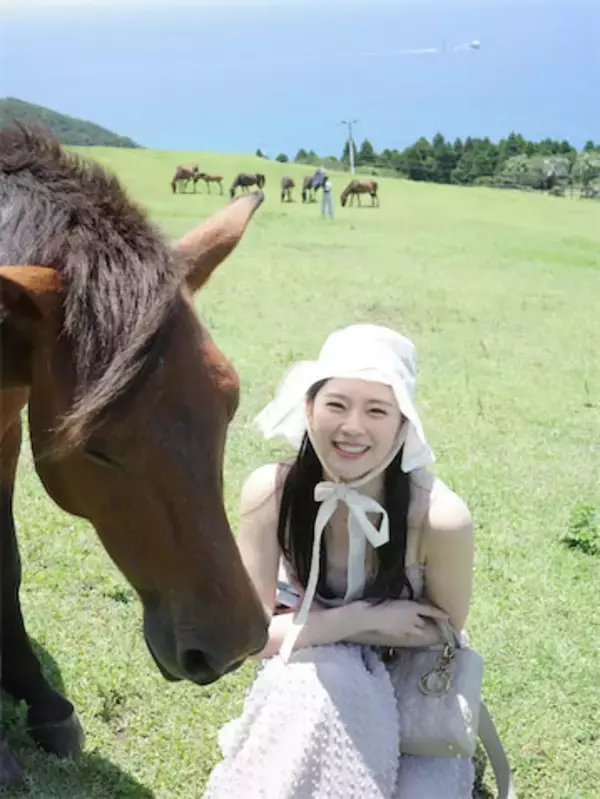 超ときめき♡宣伝部・坂井仁香、"急遽買った21cmビーサン"で宮崎満喫「最高にかわいい」