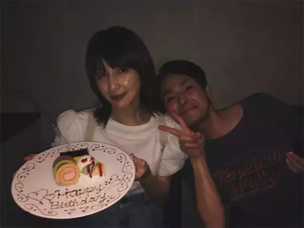 木村了、妻・奥菜恵の47歳誕生日を家族でお祝い「可愛い家族」「ラブラブですね」の声