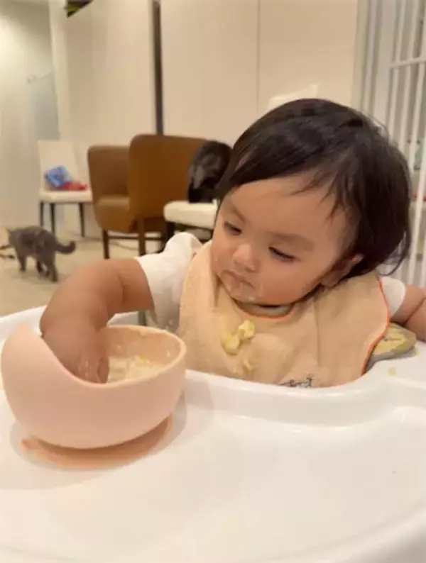 アレクサンダー、次女グーちゃんの手掴み食べに苦笑い「毎日片付けやお風呂大変」
