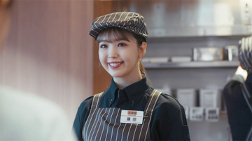 藤田ニコルが吉野家のTVCMに出演、キュートなユニフォーム姿でアルバイトに挑戦