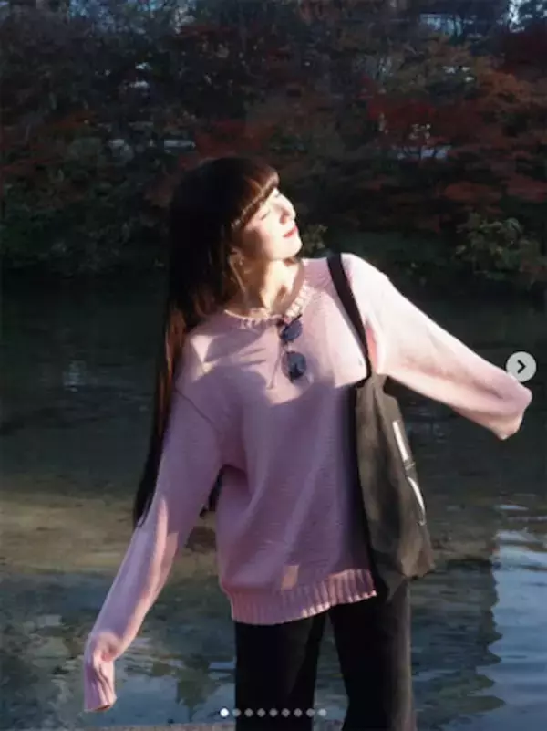 Cocomi、袖長ピンクニットでぽかぽか日差しを楽しむプラべショット公開