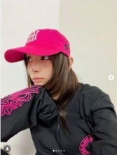 浜崎あゆみ、ド派手ピンクのキャップ姿を披露「めっちゃ似合う」「あゆが着用すると欲しさ増す」