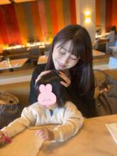 安めぐみ、膝の上に座る次女をなでなで…癒しの日常ショット公開「ずっと変わらず素敵」