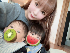 中川翔子、1歳双子の保育園お誕生日会へ　兄は王冠かぶってバンザイ、弟は先生の歌にかぶりつき「個性はっきり」
