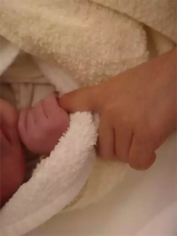 モデルのラブリ、第二子出産を報告「最初の抱っこは娘に、そして夫に」