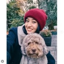 Koki, モフモフ愛犬と密着ツーショット「クリスマスの写真を撮るのがとても楽しみ」