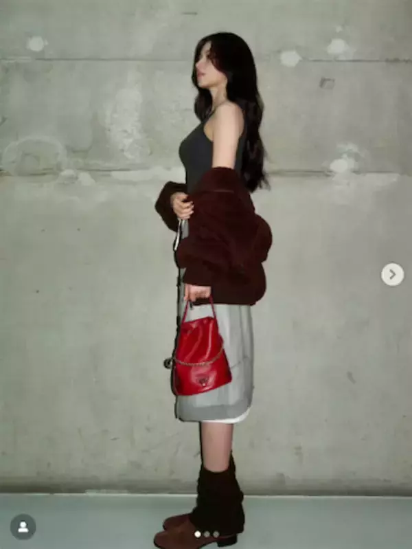 TWICEサナ、美肩あらわなノースリーブコーデに反響「めっちゃ綺麗」「美人すぎるやん」