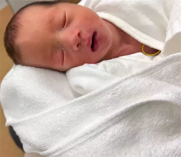 小林礼奈、生まれたばかりの次女を公開「赤ちゃんすぎて胸がキュッとなる」