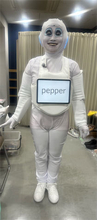 キンタロー。今度は‟Pepperくん”に完全憑依？恐怖と爆笑の姿に「こえーよー！」