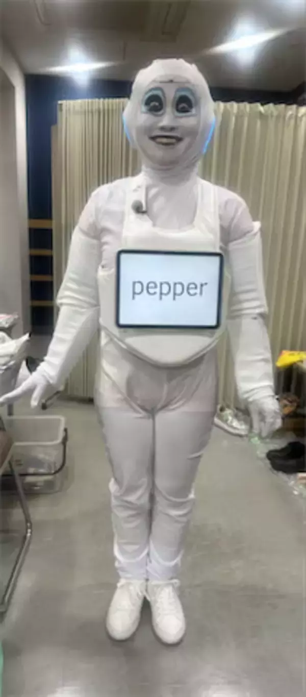 キンタロー。今度は‟Pepperくん”に完全憑依？恐怖と爆笑の姿に「こえーよー！」