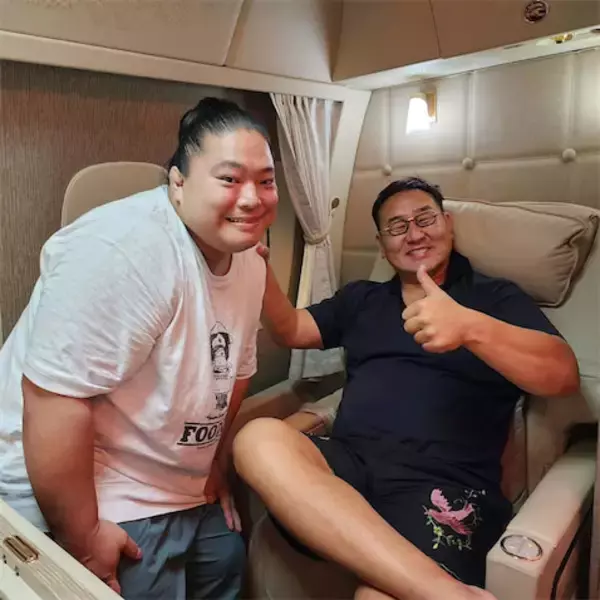 富栄ドラム、元横綱・朝青龍との機内2ショットに反響「VIVANT出演かと思いました」