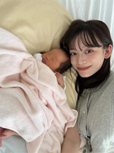 サッカー選手の妻・由布菜月、入院中の愛娘との2ショットに反響「可愛すぎて幸せ空間」