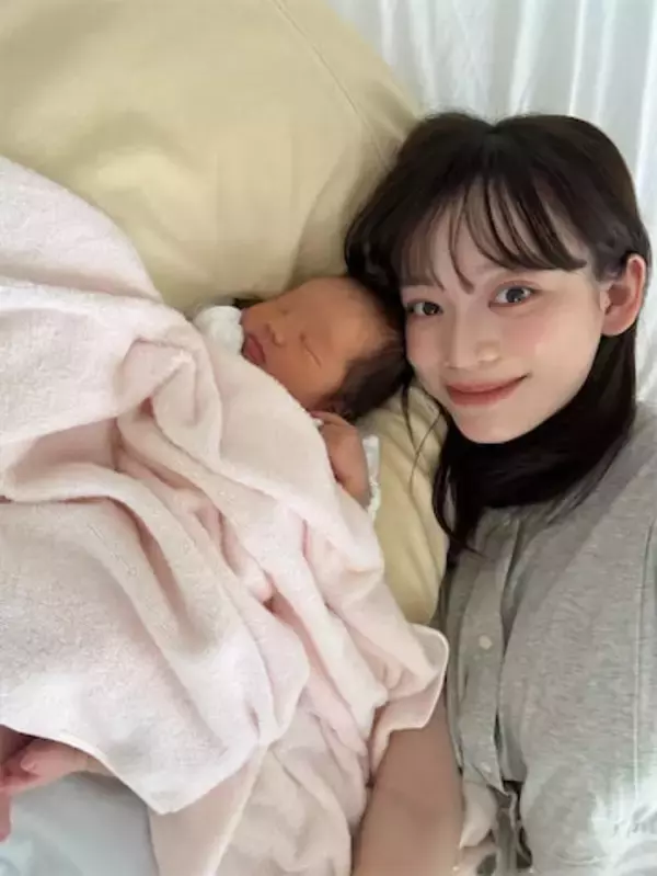 サッカー選手の妻・由布菜月、入院中の愛娘との2ショットに反響「可愛すぎて幸せ空間」