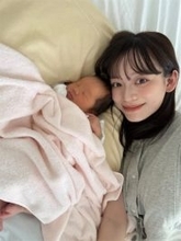 サッカー選手の妻・由布菜月、入院中の愛娘との2ショットに反響「可愛すぎて幸せ空間」