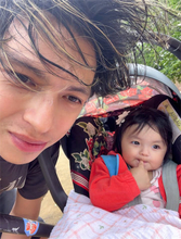 アレクサンダー、次女・グーちゃん連れ公園へ　長男との"サッカー前"ショットに「良いパパさん」