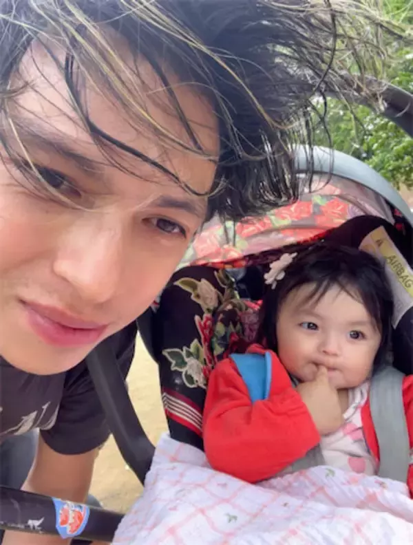 アレクサンダー、次女・グーちゃん連れ公園へ　長男との"サッカー前"ショットに「良いパパさん」