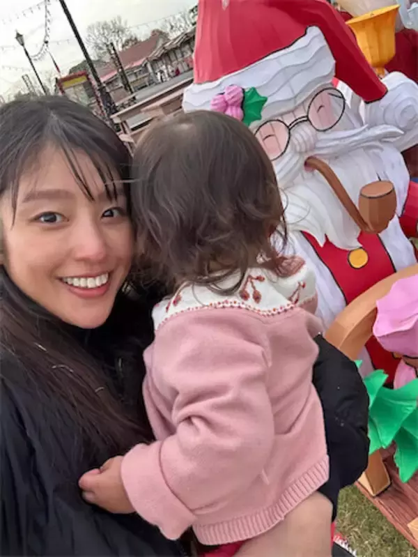 岡副麻希「思いつきでドイツ村に」、1歳娘と大はしゃぎする“母娘”ショットを公開