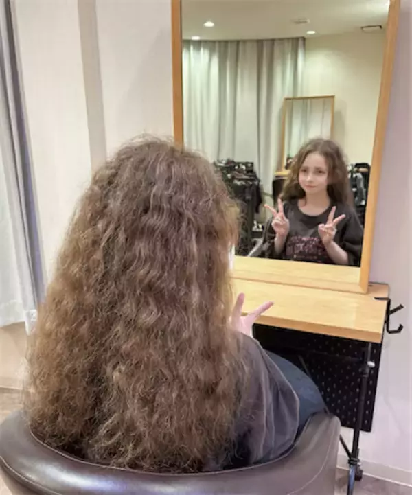 15歳ブラジル生まれアイドル、‟縮毛矯正”ビフォアフが万バズ「お人形さんみたい！」「天使」