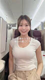 「‟令和の峰不二子” 阿部なつき、ピタピタ白Tシャツで機内バッグの中身を公開「無敵すぎる」」の画像1